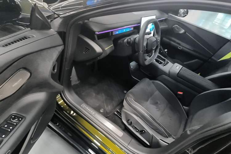 Used Lynk & Co Lynk & Co 10 EM-P 2025 Model 240 All-Wheel Drive Ultra—Sport Edition