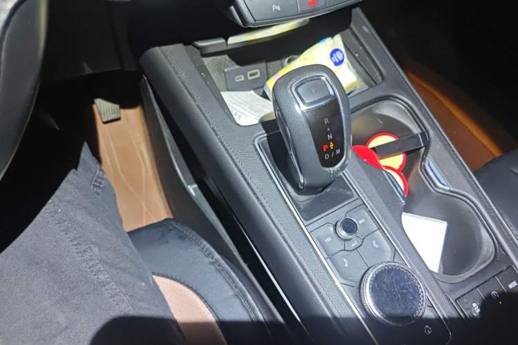 Used Cadillac XT4 2018 28T Two-Wheel Drive Tech Version Gear Lever