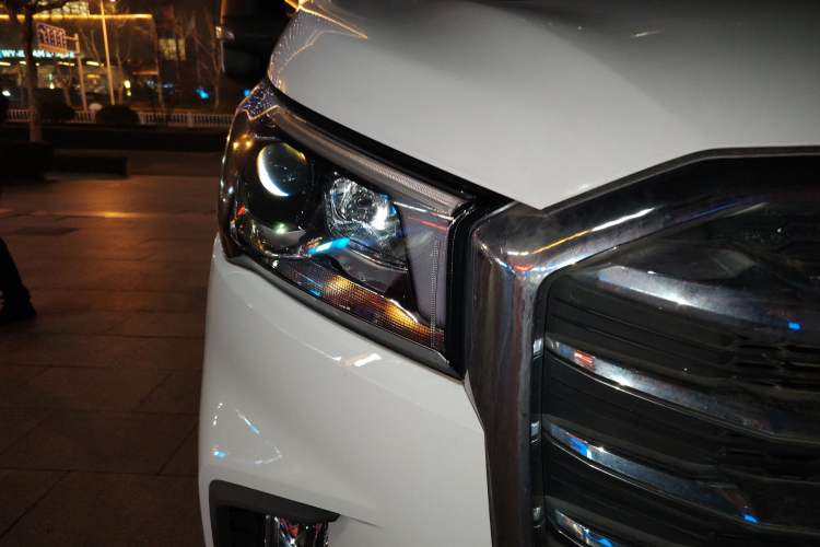 Used SAIC MAXUS Xintu V90 2019 2.0T Manual ZhiDuXing Front-Wheel-Drive Single Tire Short Wheelbase High-Roof 6-Seater