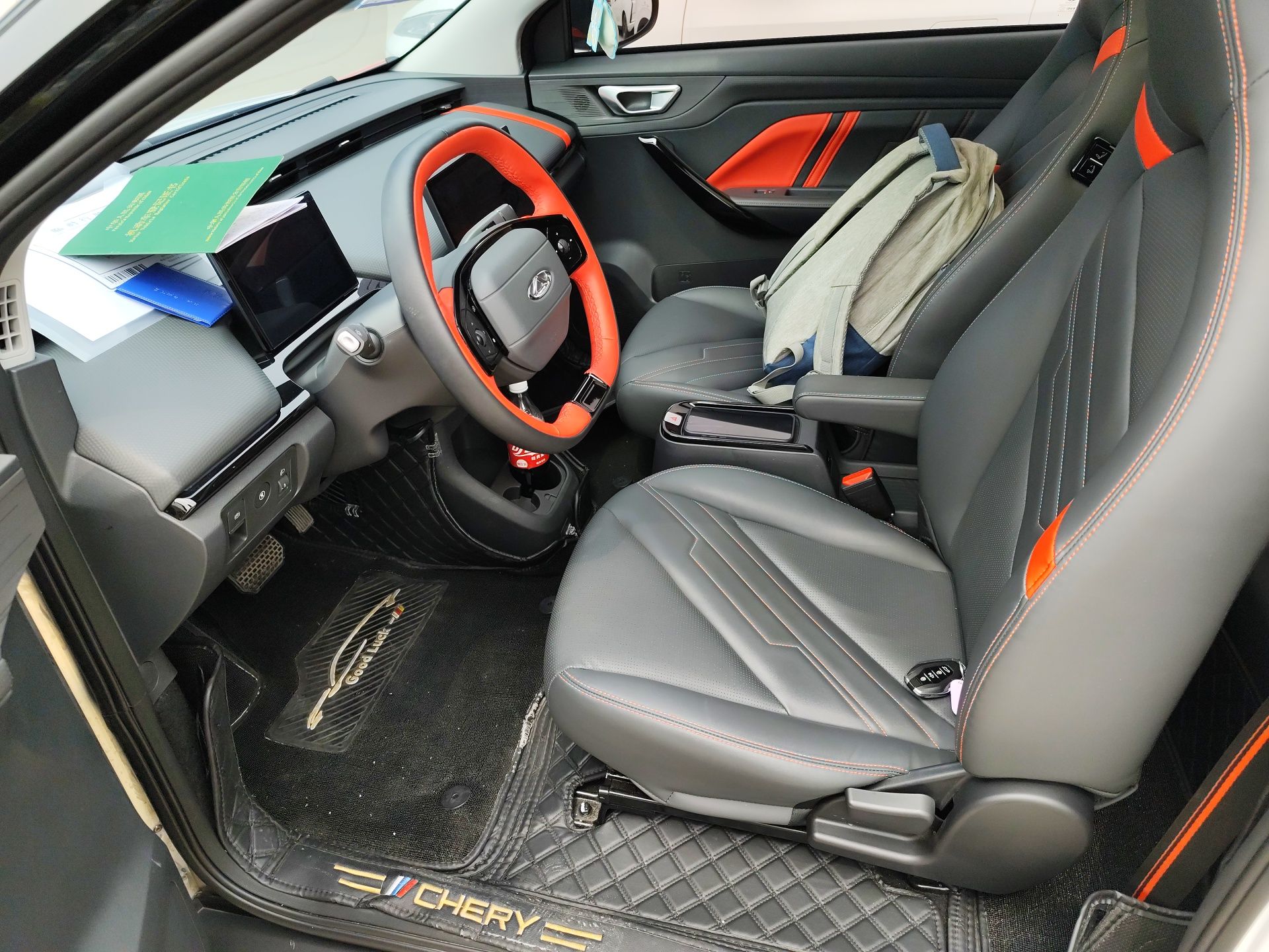 المقاعد الأمامية داخل السيارة