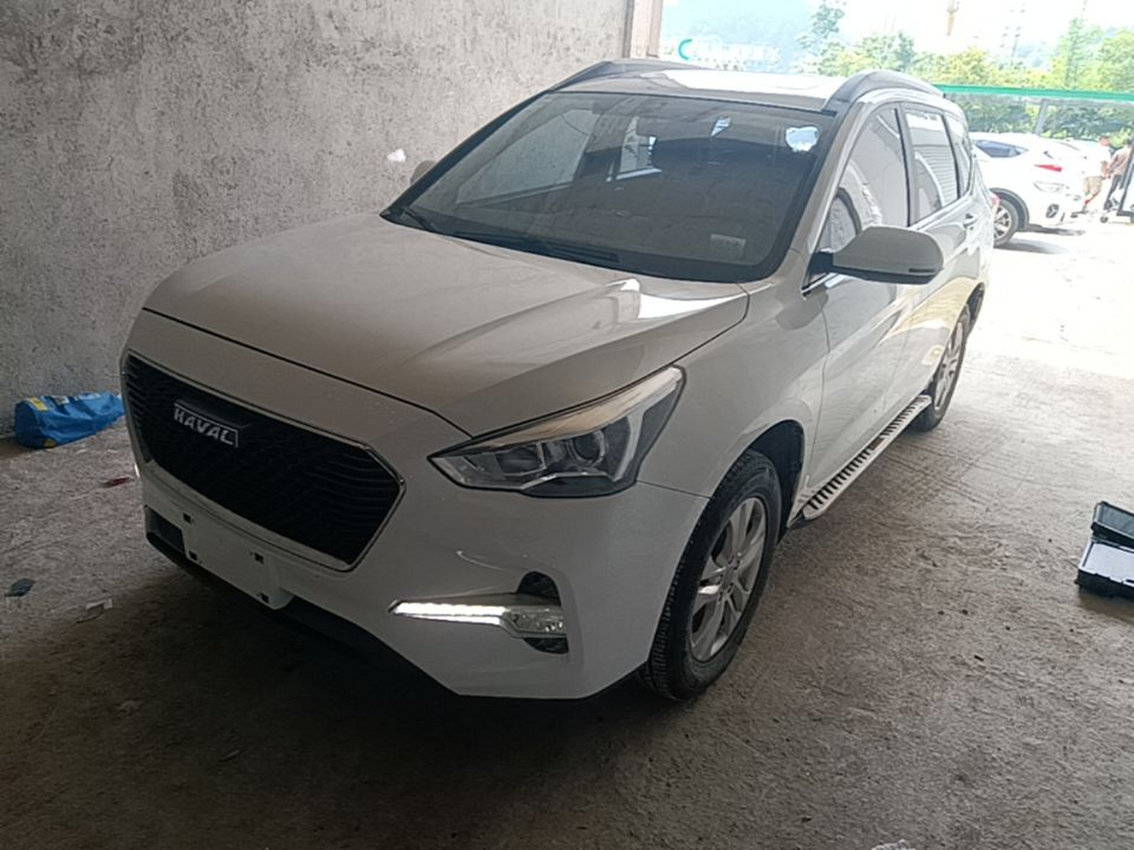 Под передней частью автомобиля