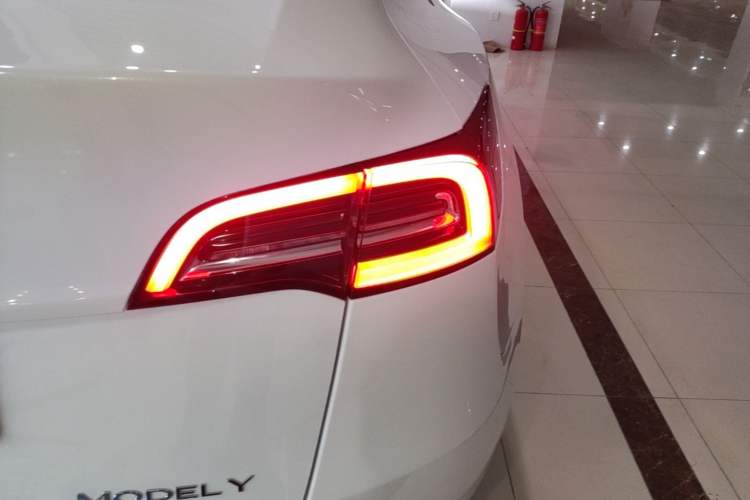 Used Tesla Model Y 2021 Standard Range Rear-Wheel Drive Version Right Rear Taillight