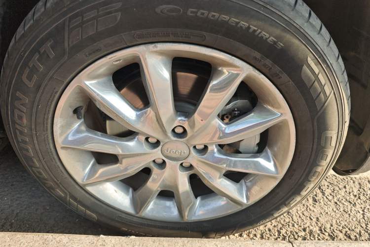 Used Jeep Cherokee 2016 2.4L Superior Edition Right Front Wheel Hub