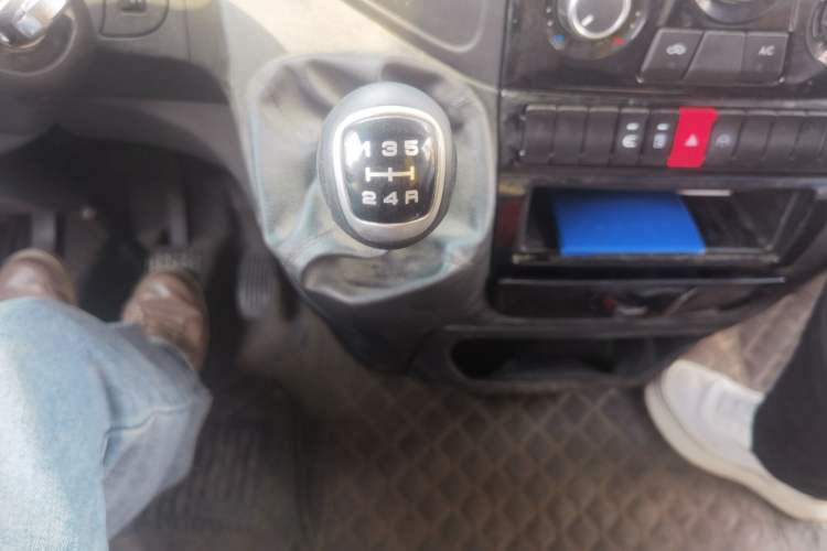 Used Iveco Eurocargo 2020 2.3T Manual Super Rui Long Wheelbase Short Overhang High Roof China VI F1A Gear Lever