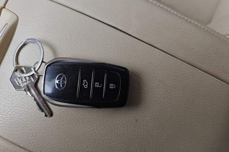 Used Toyota Highlander 2018 2.0T Four-Wheel Drive Prestige Version 7 Seats China VI Standard Vehicle Key