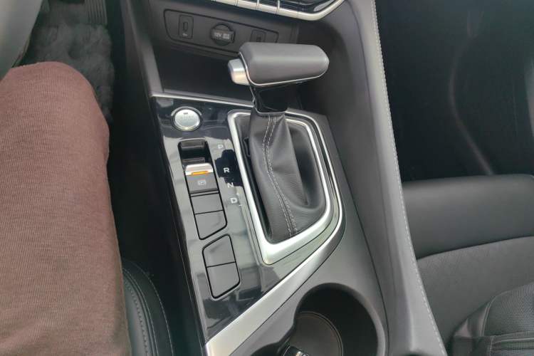 Used CHANGAN Eado 2020 PLUS 1.6L GDI Automatic Luxury Model Gear Lever