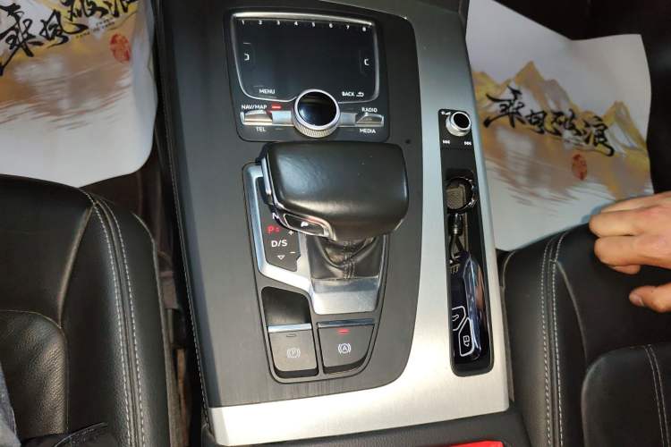 Used Audi Q5L 2020 Updated 40 TFSI Prestige Fashion Edition Gear Lever