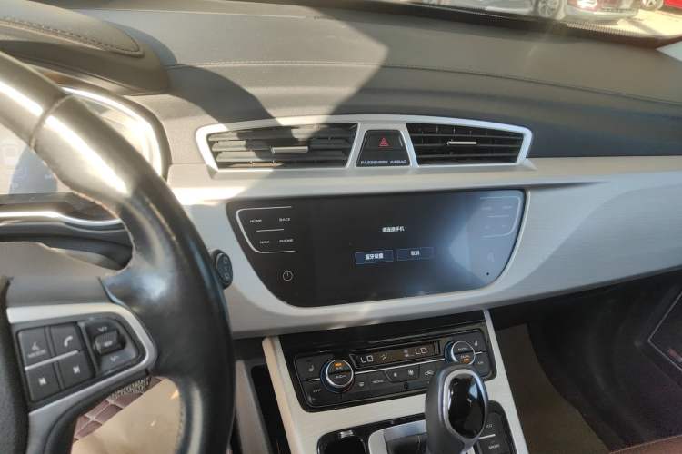 Used Geely Auto Emgrand X7 Sport 2018 1.8TD Automatic Two-Wheel Drive ZhiZun Model with 4G Connectivity
