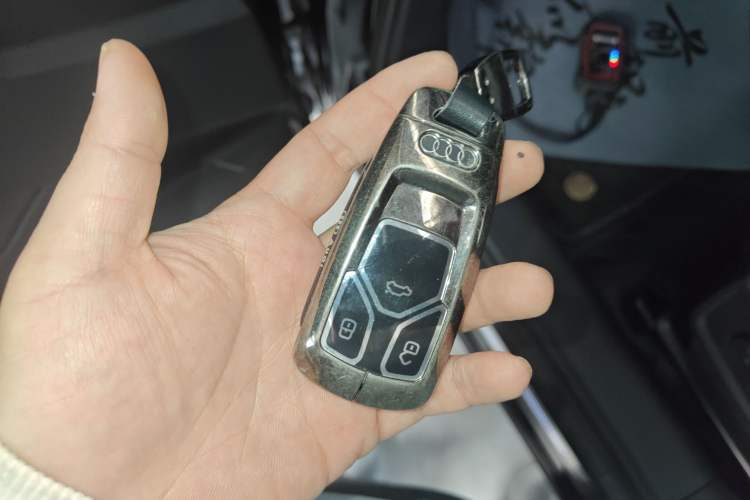 Used Audi Q5L 2022 40T Luxury Elegant Model Vehicle Key