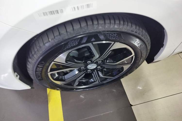 Used Hongqi E-QM5 2023 Revised Version Basic Travel Edition Left Front Wheel Hub