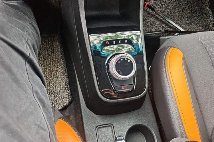 Used Baojun 310 2017 1.5L Automatic Fashion Model Gear Lever