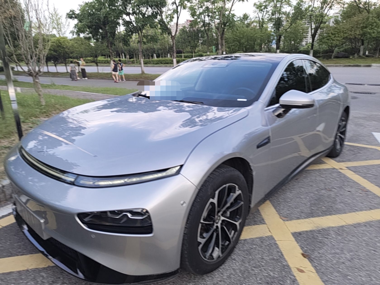Под передней частью автомобиля