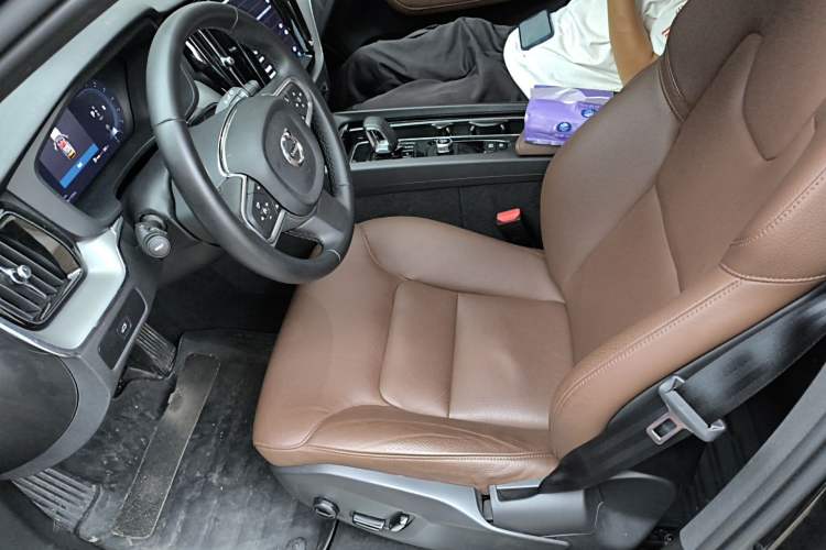 Used Volvo XC60 2024 B5 4x4 Smart Luxury Edition Left Front Seat