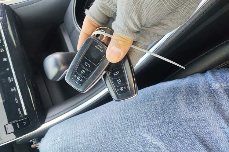 Used Toyota Avalon 2022 Dual-Engine 2.5L Luxury Edition Vehicle Key