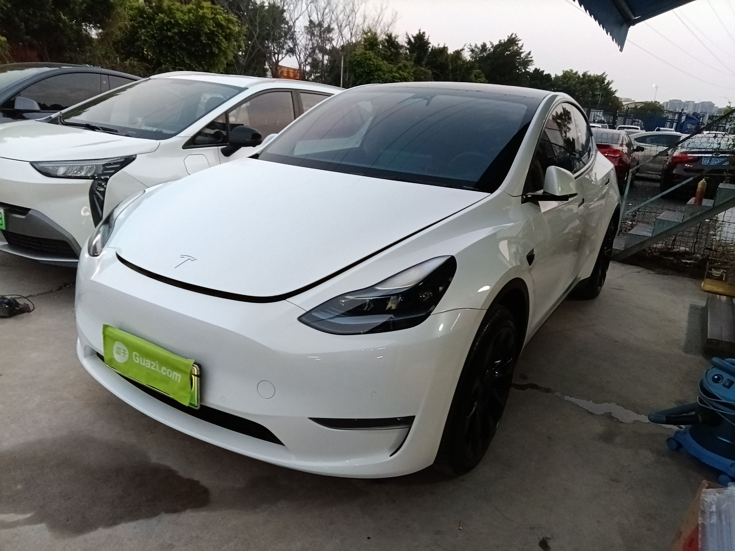 Под передней частью автомобиля