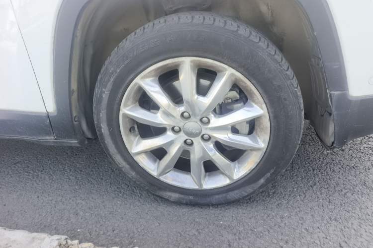 Used Jeep Cherokee 2014 2.4L Luxury Edition Right Front Wheel Hub