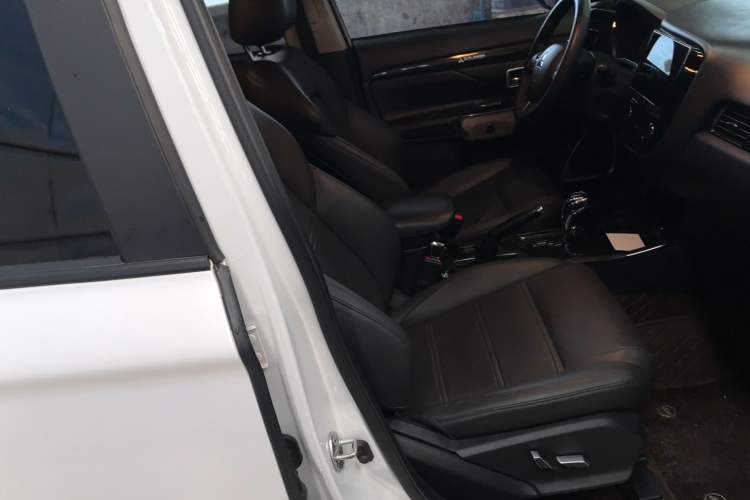 Used Mitsubishi Outlander 2018 2.0L Two-Wheel Drive Glory Edition 5 Seats