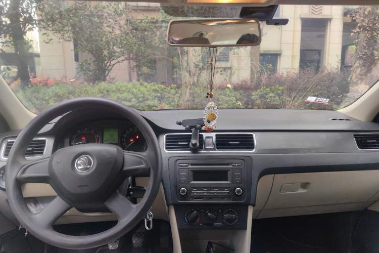 Used Skoda Rapid 2013 1.6L Manual Smart Selection Model Center Console