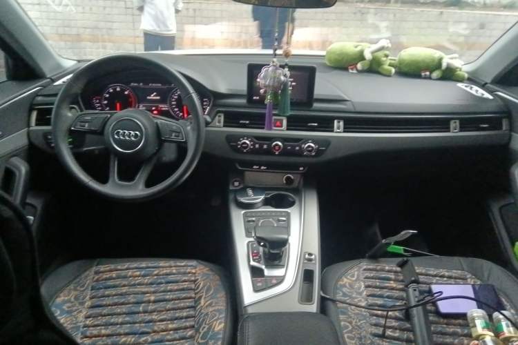 Used Audi A4L 2018 30th Anniversary Edition 30 TFSI Ambition Model Center Console