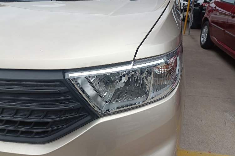 Used Wuling Hongguang V 2022 1.5L Jingqu Edition Enclosed-Window Vehicle with Hydraulic Power Steering LAR
