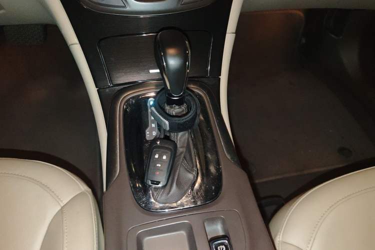 Used Buick Regal 2014 2.4L SIDI Elite Fashion Edition Gear Lever