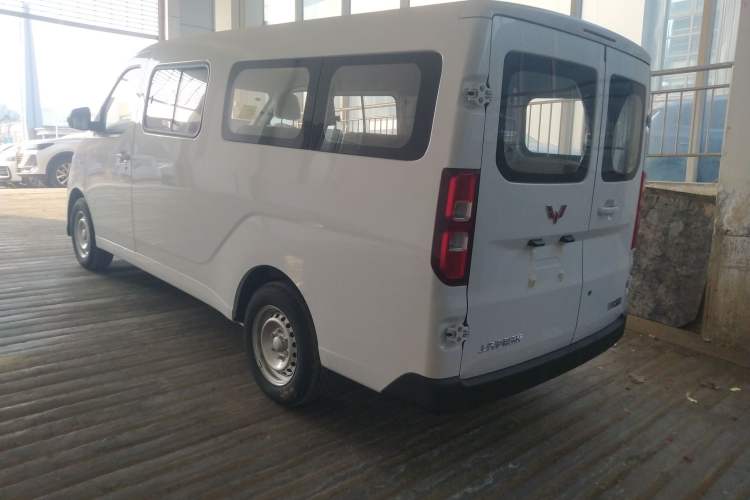 Used Wuling Yangguang 2024 300KM Comfort Version Passenger Van 75kW