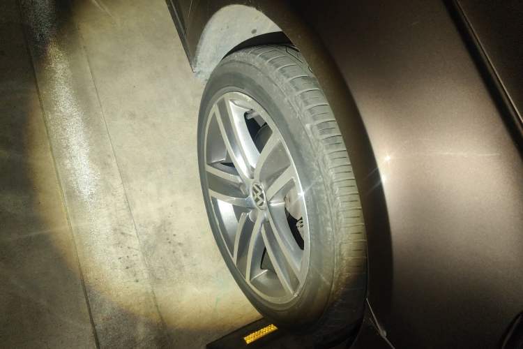 Used Volkswagen FAW-Volkswagen CC 2013 1.8TSI Luxury Model Right Front Wheel Hub