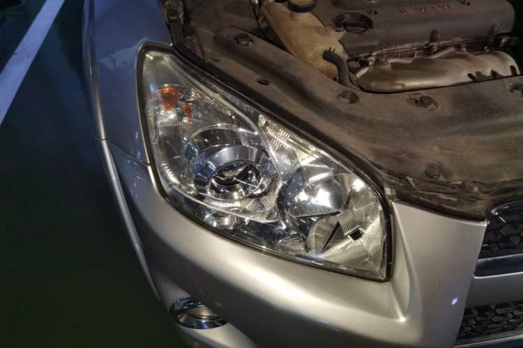 Used Toyota RAV4 2012 Luxurious 2.4L Manual 4x4 with Stylish Features
