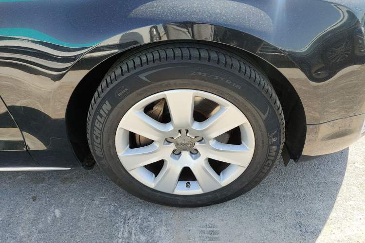 Used Audi A8 2012 A8L 45 TFSI quattro Comfort model Right Front Wheel Hub