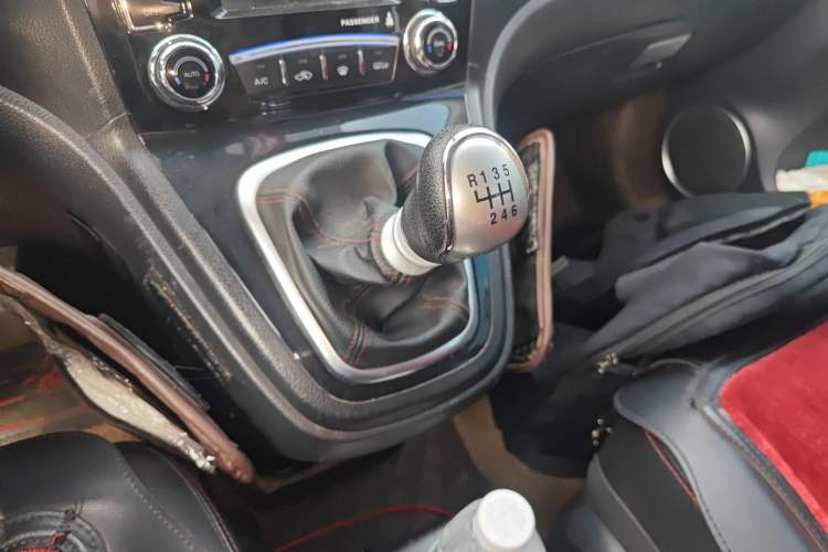 Used Haval H6 2015 Upgraded Model 1.5T Manual Two-Wheel Drive Elite Version Gear Lever