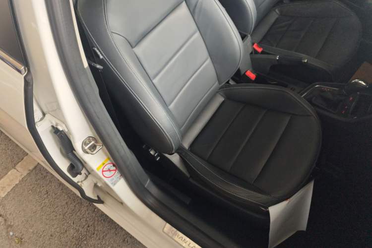 Used Volkswagen Gran Lavida 2015 1.6L Automatic Comfort Edition
