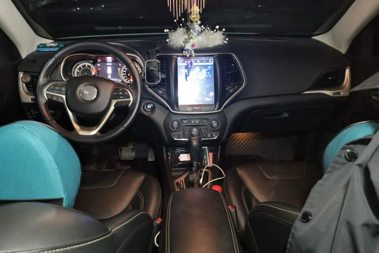 Used Jeep Cherokee 2019 2.0L Two-Wheel Drive Standard Edition China V