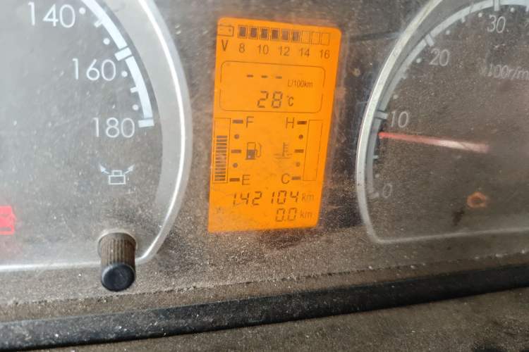 Used Dongfeng Yufeng 2018 2.3TA100 Standard Edition Logistics Vehicle Short Wheelbase Mid-Roof Design 5-9 Seater Powered by WP2.3
