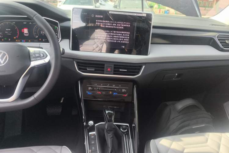 Used Volkswagen Tayron 2024 300TSI Two-Wheel-Drive Luxury Plus Advanced Version Audio And AC Panel