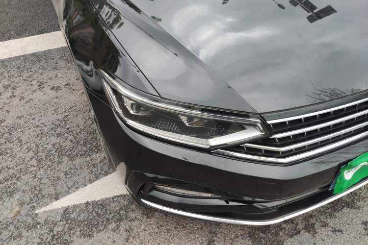 Used Volkswagen Magotan 2023 2 Million Units Commemorative Edition 330TSI DSG Luxury Version Right Front Headlight