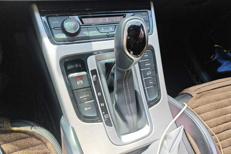 Used Geely Auto Emgrand X7 Sport 2016 1.8TD Automatic Smart Connectivity Version Gear Lever