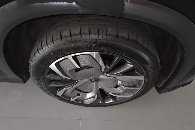 Used Hongqi Tiangong 08 2025 680 Ultra Four-Wheel-Drive Version Right Front Wheel Hub