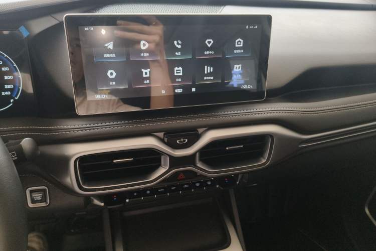 Used Geely Auto Haoyue 2020 1.8TD DCT Luxury 7-Seater Audio And AC Panel