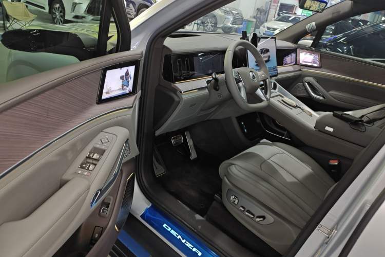 Used Denza N9 2025 Flagship Model