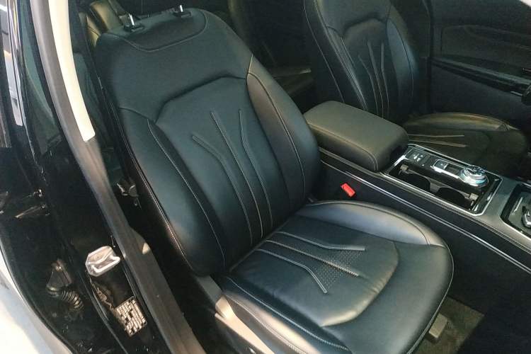 Used Ford Edge 2021 PLUS EcoBoost 245 Two-Wheel-Drive Titanium 7-Seater Right Front Seat