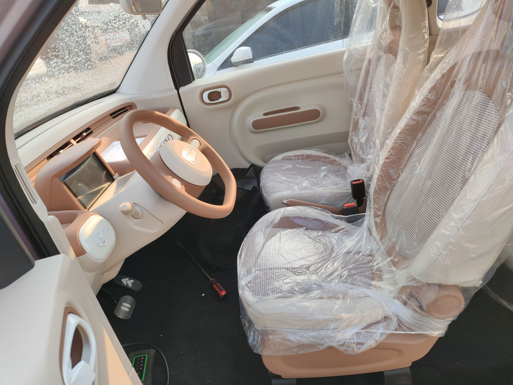 المقاعد الأمامية داخل السيارة