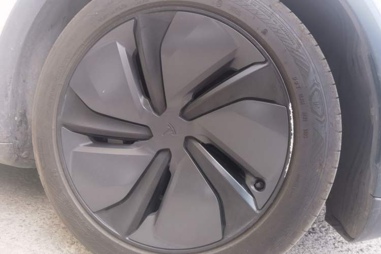 Used Tesla Model Y 2025 Rear-Wheel-Drive Version Right Front Wheel Hub