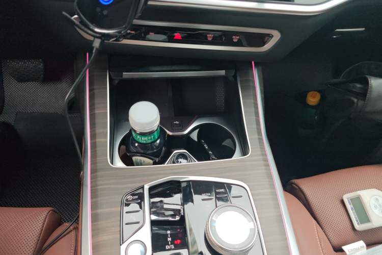 Used BMW X7 2023 xDrive40i Luxury Package with Leading Features Gear Lever