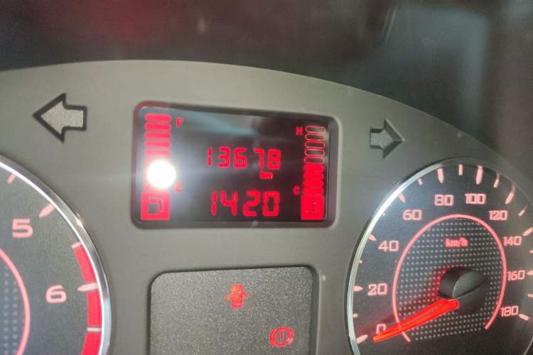 Used Wuling Hongguang V 2022 1.5L Jingqu Edition Electric-Assist LAR Odometer Close Up