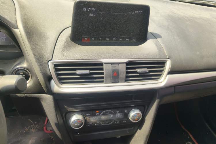 Used Mazda 3 Axela 2017 Sedan 1.5L Automatic Luxury Model China VI Standard Audio And AC Panel