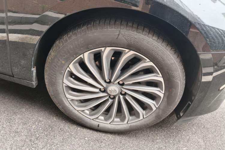 Used Buick LaCrosse 2024 28T Luxury Edition Right Front Wheel Hub