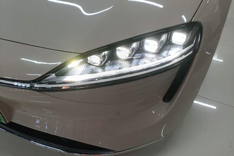 Used Hima Luxeed S7 2025 855 km Max
