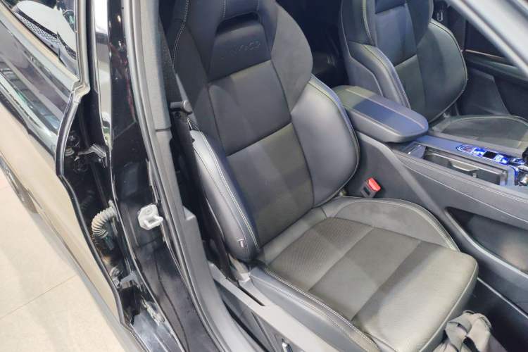 Used Lynk & Co 03 2023 2.0TD DCT JingPro Right Front Seat