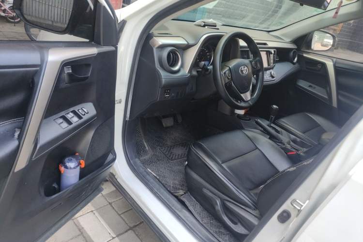 Used Toyota RAV4 2015 2.0L CVT Two-Wheel Drive Fashion Edition Driver Seat