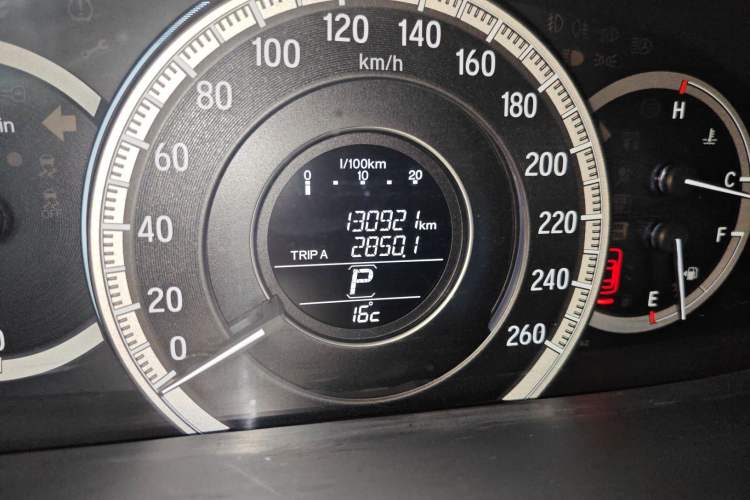 Used Honda Accord 2016 2.0L Comfort Edition Odometer Close Up